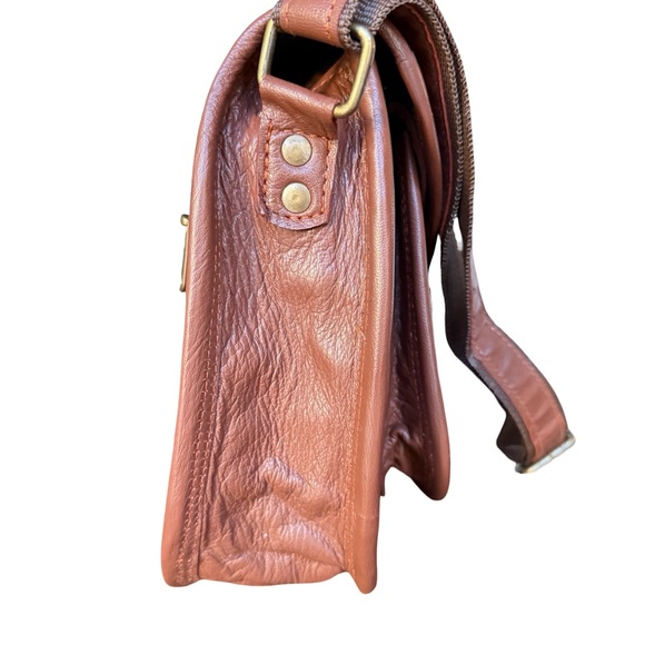 Elegant Brown Leather Shoulder Bag - Picture 5 of 12
